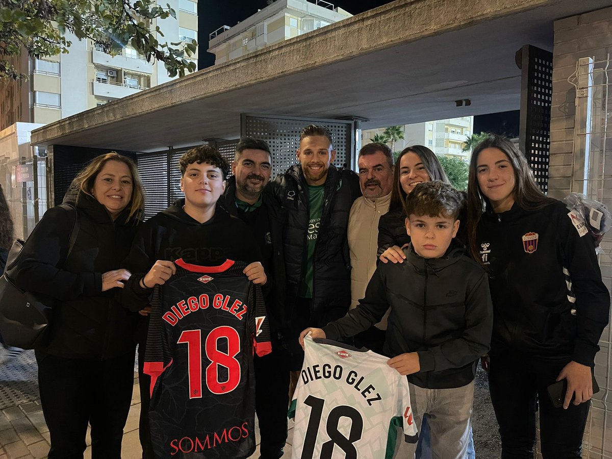 DieGonzalez4_'s tweet photo. Dura derrota. Convencido de que JUNTOS daremos la vuelta a la situación y saldremos de esta mala dinámica. ¡El domingo os necesitamos a todos en El Alcoraz, afición! 💪🏻

Gracias a todos los aficionados eldenses por el cariño cada vez que vuelvo al NPA, en especial a mi familia 🥹 https://t.co/TbXOxQFCt6