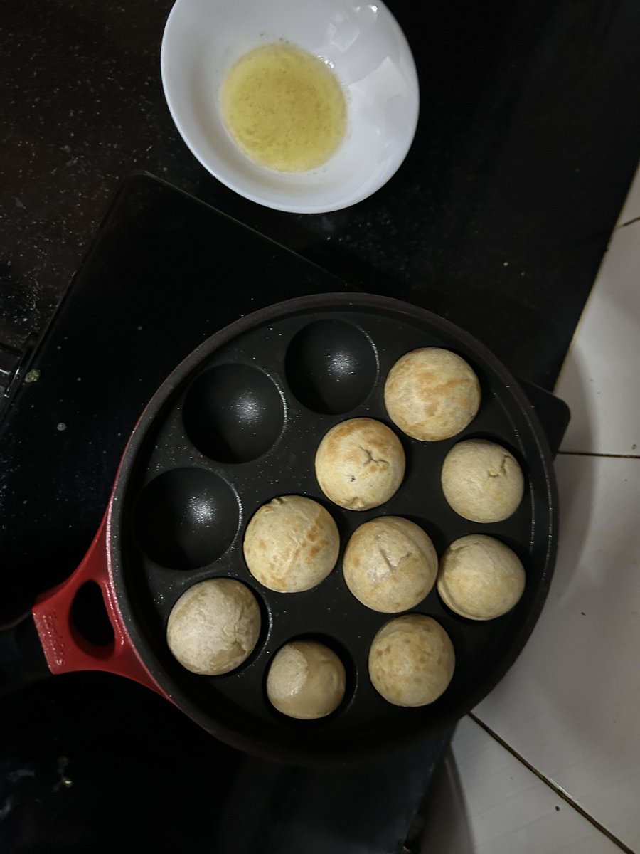 speaks_prav's tweet photo. #Litti in the making now π #DesiGhee k saath π Malkin maike se le kar aayi hain π
Aap log dekh lein - hum thodi der mein #Thoos lenge ππ https://t.co/B9F9b7Be8q