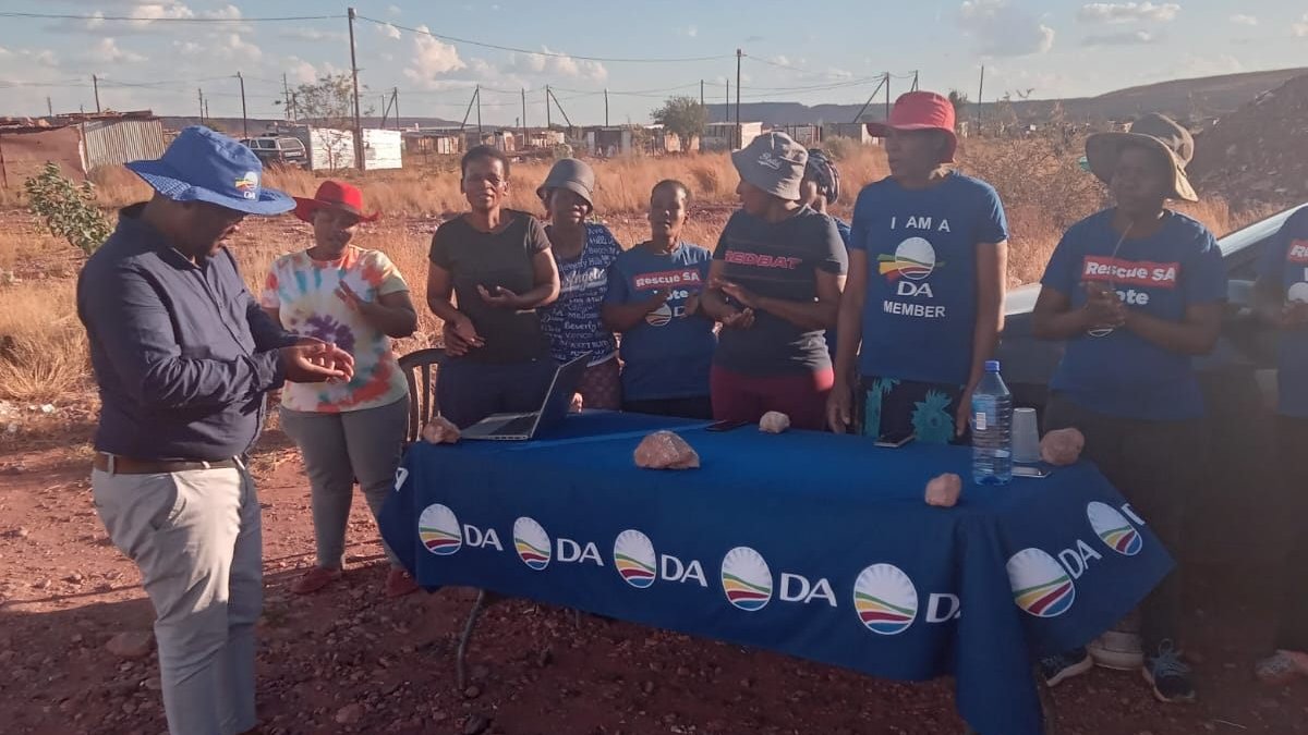 DA_NCape's tweet photo. 🧢From #Mapoteng to #BarklyWest to #PortNolloth the DA has been engaging with residents and growing support for the party.

The DA is working hard to build a better Northern Cape.

#DAatWork https://t.co/AkcKMTM7Or