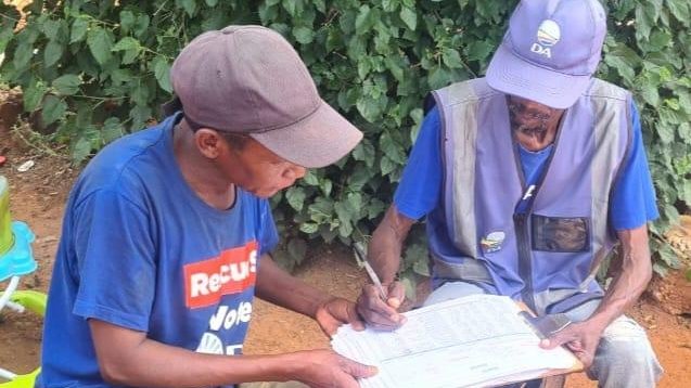 DA_NCape's tweet photo. 🧢From #Mapoteng to #BarklyWest to #PortNolloth the DA has been engaging with residents and growing support for the party.

The DA is working hard to build a better Northern Cape.

#DAatWork https://t.co/AkcKMTM7Or