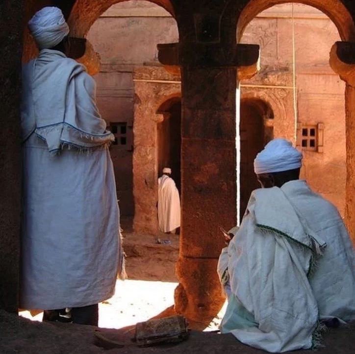 Şâ’râvî'nin bir sözü ;

Dünya tasası çekme ;
✔️ O Allah’a âittir.

Rızık endişesi taşıma ;
✔️ O da Allah’a âittir.

Gelecekten kaygı duyma ;
✔️ Gelecek Allah’ın elindedir.

Tek bir tasan olsun ;
''Allah’ı nasıl râzı edeceksin”? 🌺