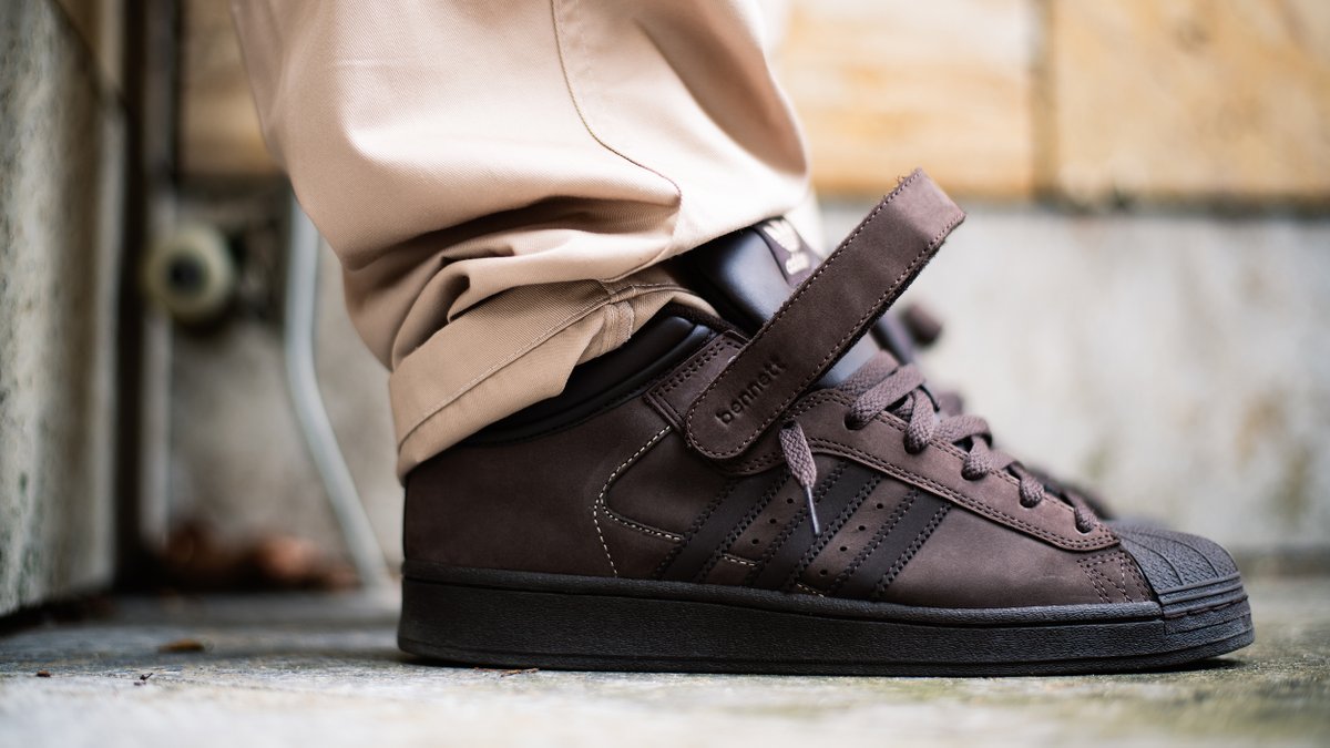 Now available in store and online at Atlas is the Niels Bennett colorway of the Adidas Pro Shell ADV. The shoe features a premium suede upper with a lock-in strap, debossed “Bennett” detail on straps and a dark brown rubber cupsole. bit.ly/2XekJC0