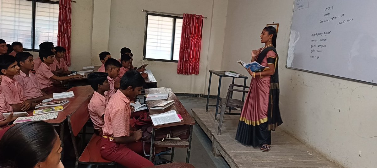 Siddalinga75849's tweet photo. ಇಂದು ಮಕ್ಕಳು ಶಿಕ್ಷಕರಾಗಿ ತಾವೇ ಪಾಠ ಬೋಧನೆ ಮಾಡಿ ಶಿಕ್ಷಕರಿಂದ ಸೈ ಎನಿಸಿಕೊಂಡರು......
ರಾವೂರ ಶ್ರೀ ಸಚ್ಚಿದಾನಂದ ಪ್ರೌಢ ಶಾಲೆಯಲ್ಲಿ ಅಂತರಾಷ್ಟ್ರೀಯ ಮಕ್ಕಳ ಹಕ್ಕುಗಳ ದಿನದ ಅಂಗವಾಗಿ ಮಕ್ಕಳಲ್ಲಿರುವ ಬೋಧನಾ ಕೌಶಲ್ಯ, ತರಗತಿ ನಿರ್ವಹಣೆ ಸಾಮರ್ಥ್ಯವನ್ನು ಗುರುತಿಸಿ ಶಿಕ್ಷಕರು ನೀಡಿದ ತರಬೇತಿ ಪಡೆದು ಮಕ್ಕಳು ಪಾಠ ಹೇಳಿದರು. https://t.co/aNgVp0JbbF