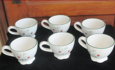 rusticrelics04's tweet photo. ON SALE Pfaltzgraff Winterberry Punch cups Christmas EX cond Set of 6 HTF rare https://t.co/VQWvdsgBk0…… #eBay via
@eBay 

#Pfaltzgraff #winterberry #christmas #Kitchen #Punch #RareFind #Pottery #Collectibles #Christmas #Holidayfun #HappyHolidays #BlackFriday #sale https://t.co/pM08QCPA13