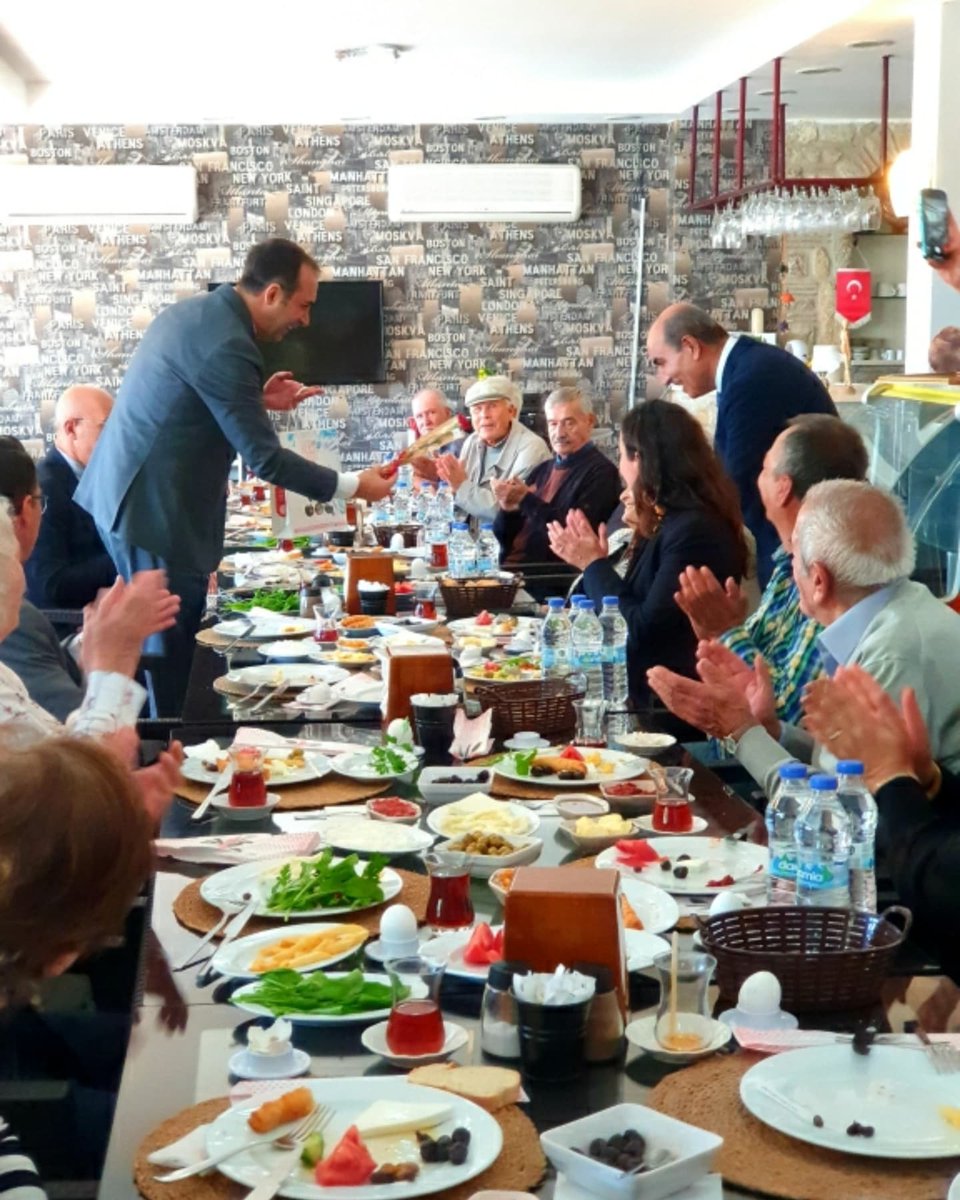 datcailcemem's tweet photo. Datça İlçe Milli Eğitim Müdürlüğü 24 Kasım Öğretmenler Günü haftası kapsamında emekli öğretmenlerimize kahvaltı verdi . Kaymakamımız Sayın  Murat ATICI , İlçe Milli Eğitim Müdürümüz  Sayın Bülent ALDAL, Belediye Başkanımız Sayın Aytaç KURT katıldı.@tcmeb @mugla_mem @bulentaldal https://t.co/SHG2leZoZK