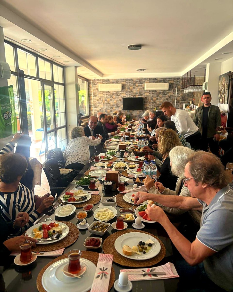 datcailcemem's tweet photo. Datça İlçe Milli Eğitim Müdürlüğü 24 Kasım Öğretmenler Günü haftası kapsamında emekli öğretmenlerimize kahvaltı verdi . Kaymakamımız Sayın  Murat ATICI , İlçe Milli Eğitim Müdürümüz  Sayın Bülent ALDAL, Belediye Başkanımız Sayın Aytaç KURT katıldı.@tcmeb @mugla_mem @bulentaldal https://t.co/SHG2leZoZK