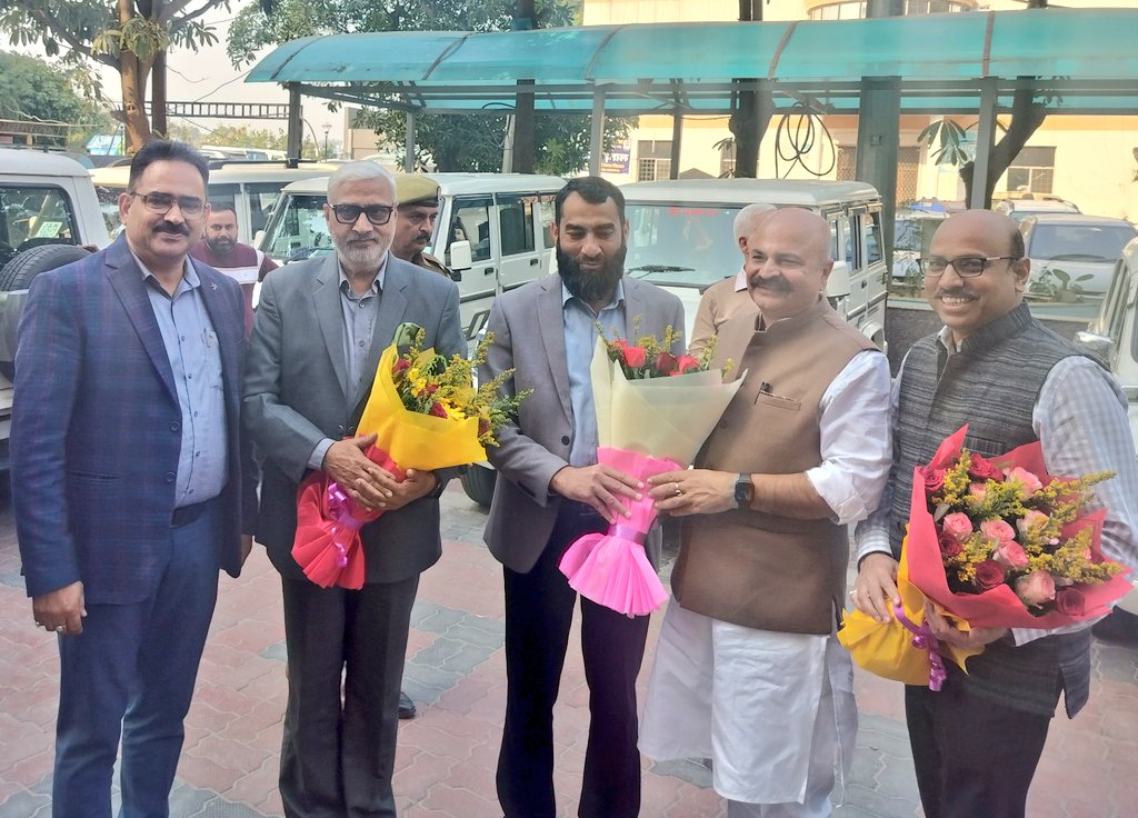 YudhvirSethiBJP's tweet photo. #Jammu_Munciplity_Corporation.
Had a detailed meeting with
#JMC Commissioner Sh @Devansh_IAS & all Senior officials were present.
The meeting was graced by the presence of H' MLAs Sh. @ShamSharma_JK
(Jammu North), Sh.@ArvindGuptaJK (Jammu West) & Sh #Surinder Kumar Ji (Marh). https://t.co/k7ZHswE8GQ