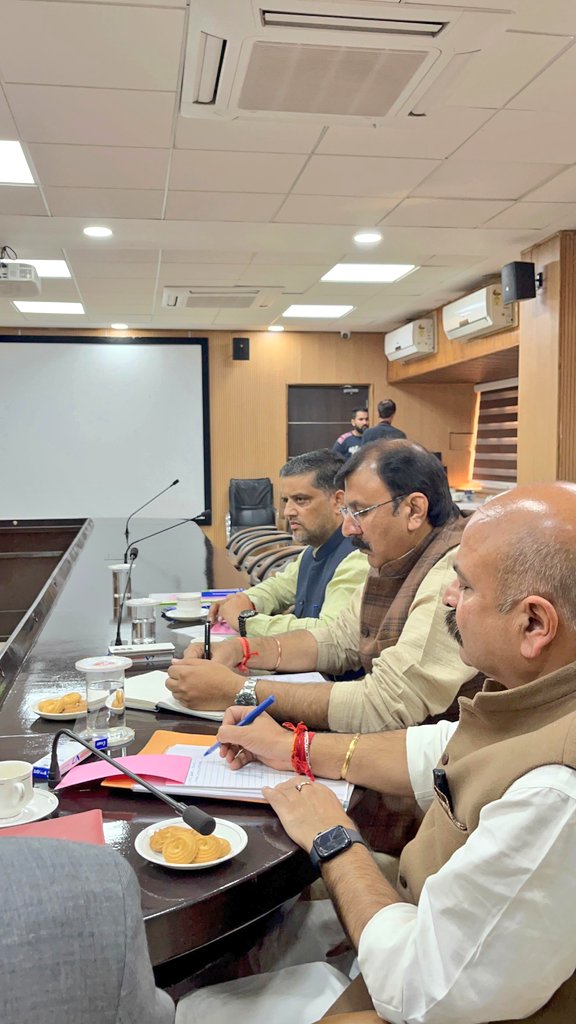 YudhvirSethiBJP's tweet photo. #Jammu_Munciplity_Corporation.
Had a detailed meeting with
#JMC Commissioner Sh @Devansh_IAS & all Senior officials were present.
The meeting was graced by the presence of H' MLAs Sh. @ShamSharma_JK
(Jammu North), Sh.@ArvindGuptaJK (Jammu West) & Sh #Surinder Kumar Ji (Marh). https://t.co/k7ZHswE8GQ