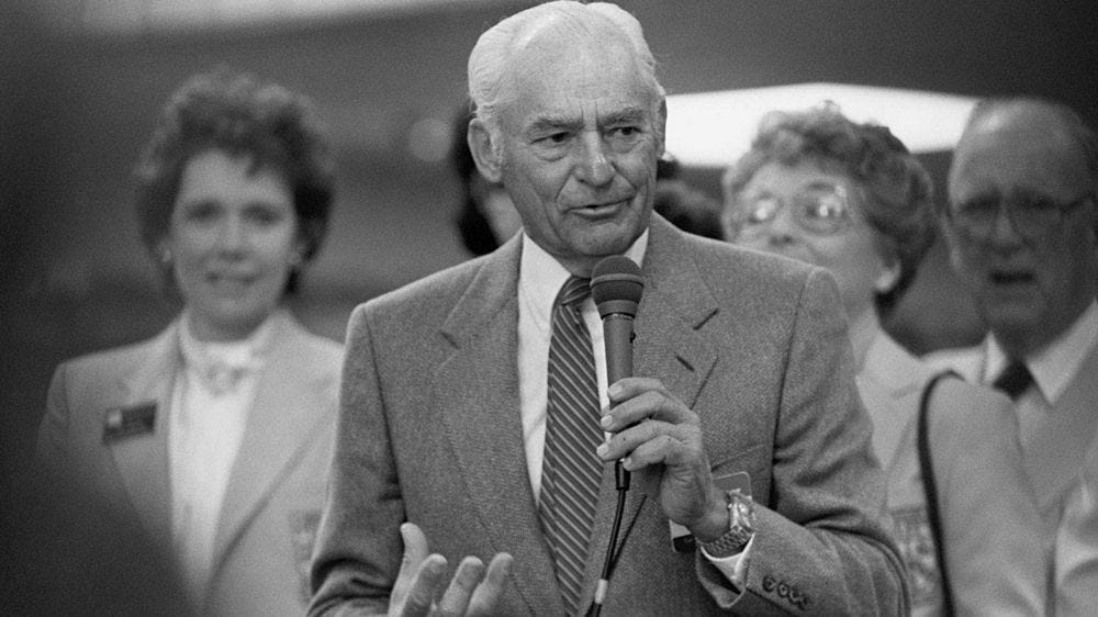 walkerdeibel's tweet photo. This billionaire's employees became millionaires.

And it wasn't because he paid them high salaries.

Sam Walton's crazy bet turned Walmart into a $600B+ giant.

Here's his playbook for building an empire: https://t.co/VXvq1tipVl