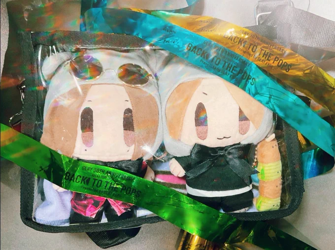 AブロックCブロックに銀テ降っててBには降ってきませんでした!!!!!!!!!って笑ってたらフォロワーさんがお裾分けしてくれたBブロックにも銀テ来ましたありがとう 