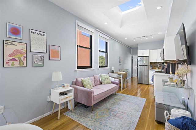 AgentMikeCheck's tweet image. 💥Another Luxury Listing SOLD By MC Luxury Living/Michael Check💥
📍403 Monroe St. #4L, Hoboken, NJ📍
2BR | 1Bth | Private Balcony
✨Congratulations to them both on this exciting milestone! I can’t wait to see how their journey unfolds.✨