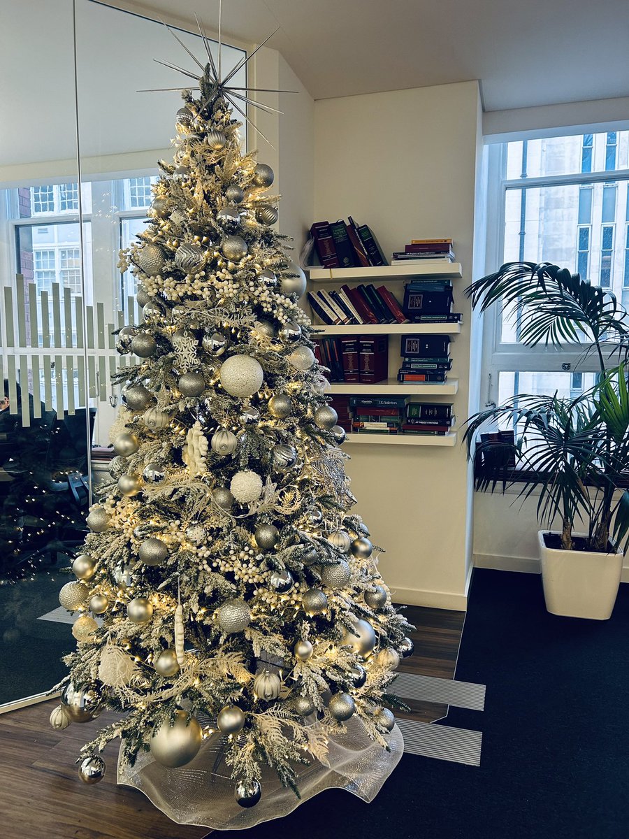 FlowerStyleMcr's tweet photo. It’s Christmas @ollierssltd #christmasinstallations #snowytrees #corporate #whitesandsilvers #officeinstalls #olliersmanchester #manchesterflorist ❄️🎄 https://t.co/s63cyNRLMt