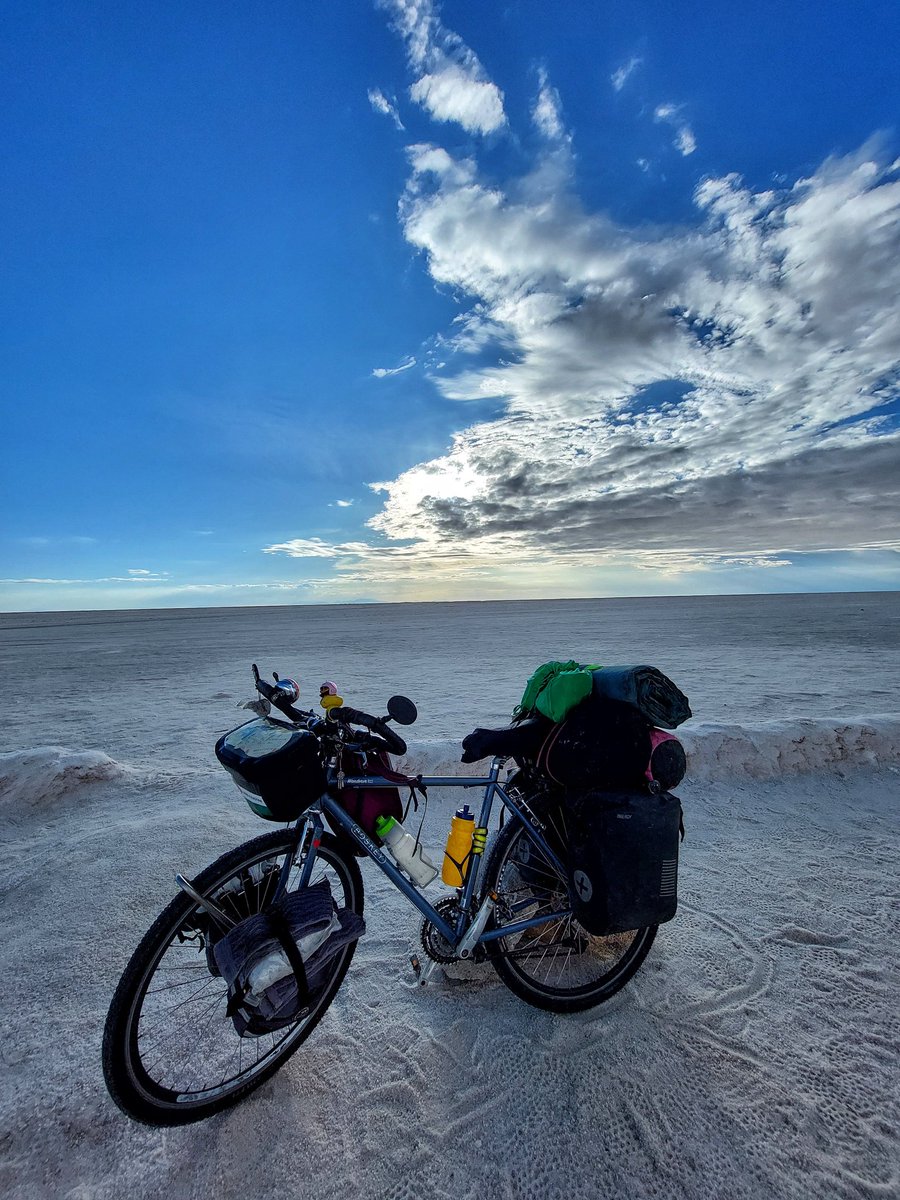pao_renderos's tweet photo. Salar de Uyuni, un sueño para toda persona viajera que gusta de estas maravillas naturales y únicas.
El Salar de Uyuni es el desierto de sal más grande del planeta con 10,582 metros cuadrados, es decir la mitad de la extensión de El Salvador (Sigue🧵). https://t.co/DQOK5V3oHN