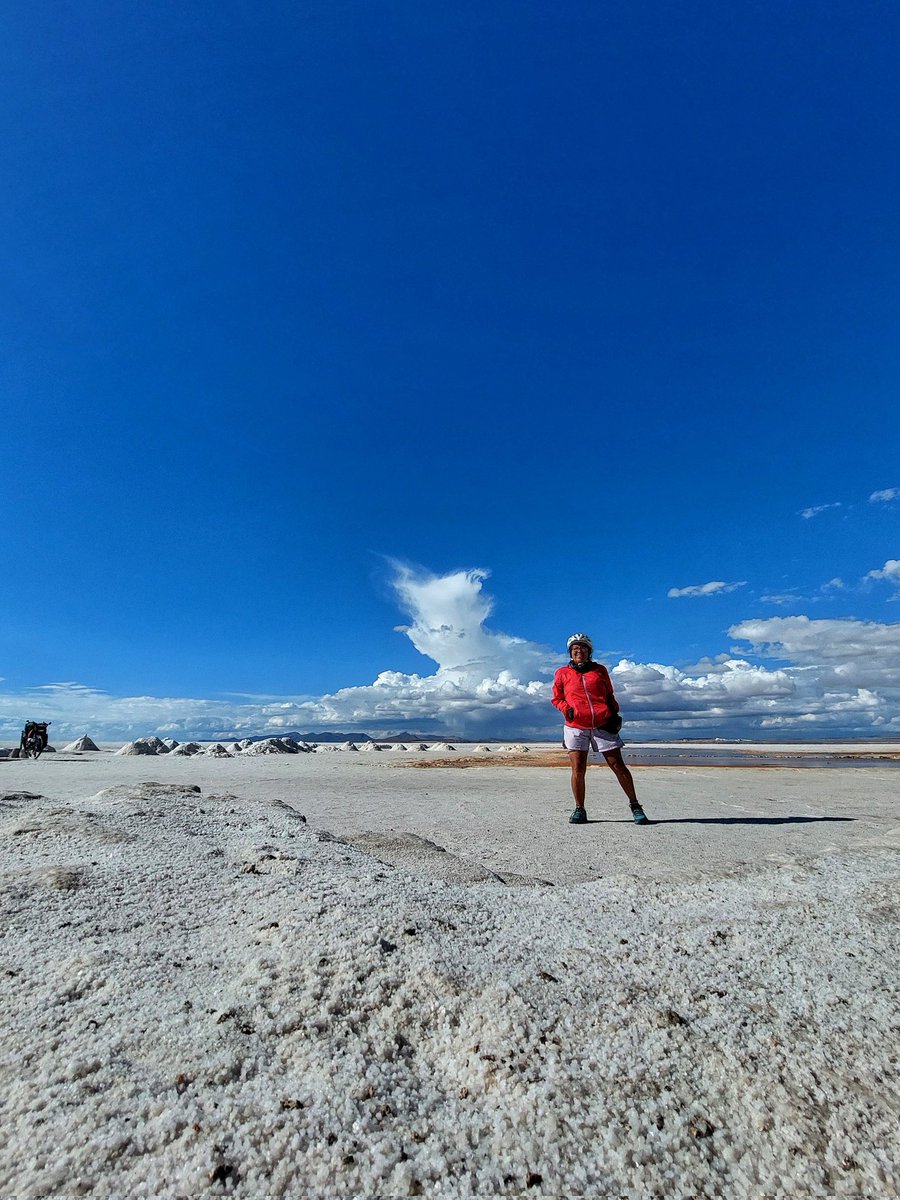 pao_renderos's tweet photo. Salar de Uyuni, un sueño para toda persona viajera que gusta de estas maravillas naturales y únicas.
El Salar de Uyuni es el desierto de sal más grande del planeta con 10,582 metros cuadrados, es decir la mitad de la extensión de El Salvador (Sigue🧵). https://t.co/DQOK5V3oHN