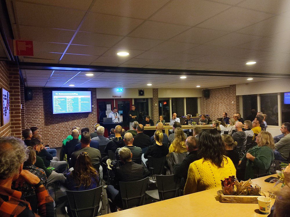 V.V. Hellendoorn (@vvhellendoorn) on Twitter photo 🔵🔴 Vanavond staat de Algemene Ledenvergadering op het programma. Voorzitter Rikjan Schuttevaar zal iedereen bijpraten over het afgelopen jaar én een vooruitblik op aankomend jaar. Uiteraard neemt penningmeester Michel Hutterd iedereen mee in de cijfers. Tot vanavond! 🔵🔴 Vanavond staat de Algemene Ledenvergadering op het programma. Voorzitter Rikjan Schuttevaar zal iedereen bijpraten over het afgelopen jaar én een vooruitblik op aankomend jaar. Uiteraard neemt penningmeester Michel Hutterd iedereen mee in de cijfers. Tot vanavond!