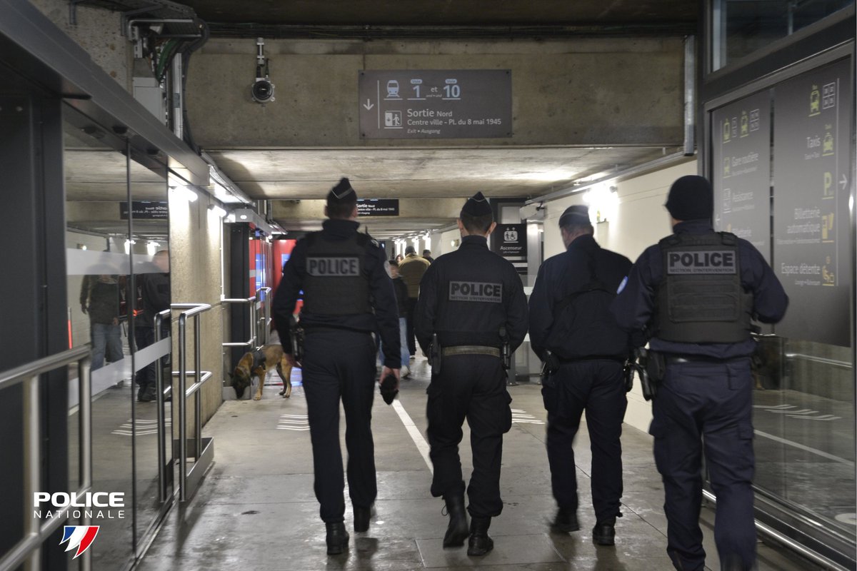 PoliceNat72's tweet photo. #Opération de lutte contre les stupéfiants et la délinquance ce mardi 19/11 à #LeMans, afin d'assister les contrôleurs #SETRAM et renforcer la sécurité dans les zones publiques.
🔴 50 verbalisations
🔴 2 amendes pour stupéfiants
🔴 1 amende pour téléphone au volant https://t.co/KEhkzakC6n
