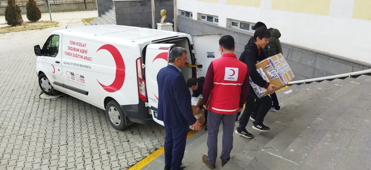 kizilayerzurum's tweet photo. 🔴 Bugün ki durağımız ⬇️

📍 Uzundere - Anadolu Lisesi öğrencilerine Kışlık Mont ve Giyim malzemelerini teslim ettik. https://t.co/o0Y2x0z5PS