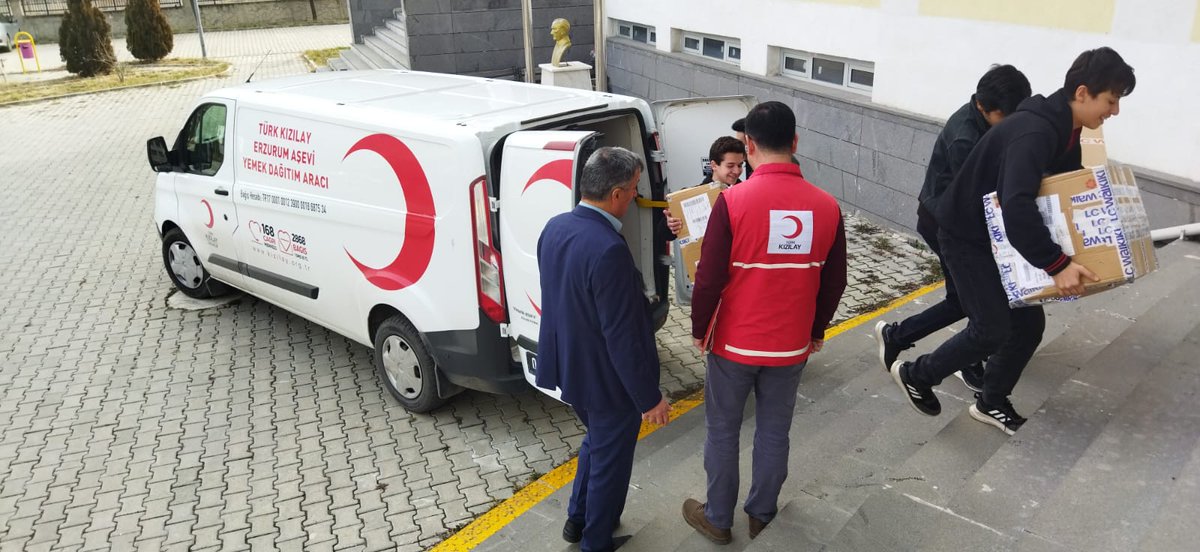 kizilayerzurum's tweet photo. 🔴 Bugün ki durağımız ⬇️

📍 Uzundere - Anadolu Lisesi öğrencilerine Kışlık Mont ve Giyim malzemelerini teslim ettik. https://t.co/o0Y2x0z5PS