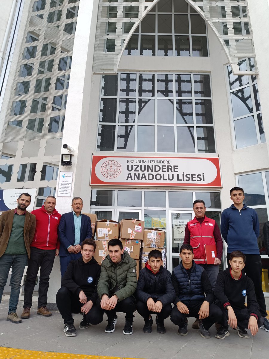 kizilayerzurum's tweet photo. 🔴 Bugün ki durağımız ⬇️

📍 Uzundere - Anadolu Lisesi öğrencilerine Kışlık Mont ve Giyim malzemelerini teslim ettik. https://t.co/o0Y2x0z5PS