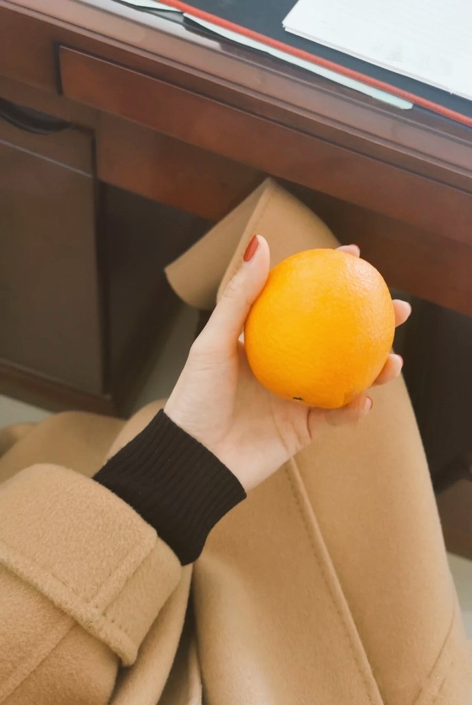 你选择吃我，还是吃橙子，还是吃橙再吃我又或者是吃我再吃橙。