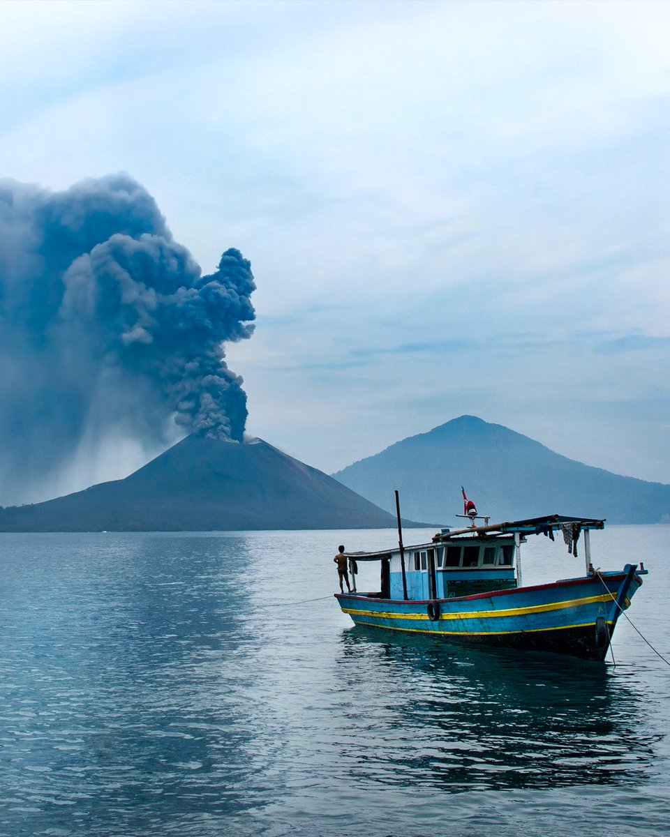 Nel 1883, l'eruzione del Krakatoa devastò lo Stretto della Sonda con tsunami alti 40 metri e causando la morte di 36.000 persone. Oggi, l’Anak Krakatau, continua a crescere, monito della potenza della natura. #AroundTheBlue #StrettoDellaSonda