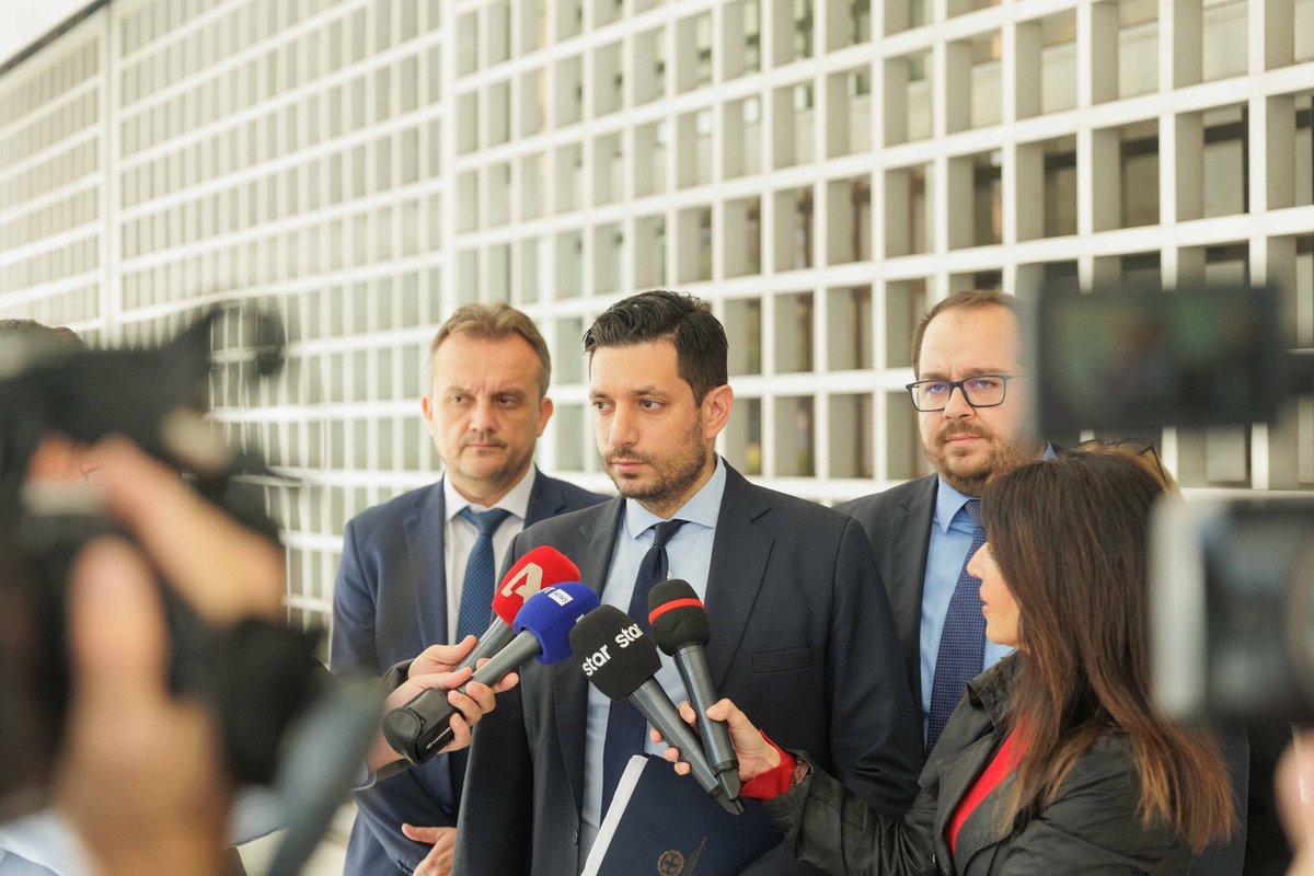 kyranakis's tweet photo. Σήμερα καταθέσαμε μαζί με τον Πρόεδρο του Κτηματολογίου, μηνυτήρια αναφορά στον Άρειο Πάγο για πιθανό κύκλωμα απάτης και πλαστογραφίας με δηλωμένα ακίνητα. 

Την υπόθεση έχει αναλάβει πλέον η Δικαιοσύνη. Θα διενεργηθούν ακόμη περισσότεροι έλεγχοι με τα τεχνολογικά εργαλεία του Κτηματολογίου, ώστε να αποδοθεί δικαιοσύνη σε περιπτώσεις όπου καταπατούνται περιουσίες.