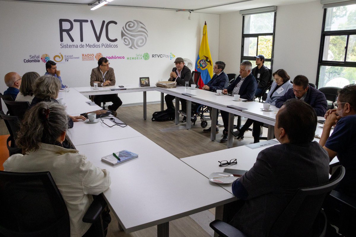 HOLLMANMORRIS's tweet photo. Señor presidente @petrogustavo , reunido en este momento con compañeros de la extinta Inravisión, escuchándolos. Algunas conclusiones son estas:

1. RTVC hoy no tiene piso jurídico, según sentencia del Consejo de Estado del 27 de enero de 2011, que señala: “Declárase la nulidad del decreto 3525 del 26 de octubre de 2004”, emitido por la Sección Primera del Consejo de Estado.

2. La liquidación de Inravisión, a la luz del derecho, fue totalmente inconstitucional e ilegal, según las pruebas documentales que me presentan los compañeros de Inravisión sobre las acciones del gobierno de Álvaro Uribe Vélez.

3. Se violaron los derechos y la estabilidad de 368 trabajadores. Más de una decena fallecieron esperando una pensión. Uribe sacó a la calle a padres y madres cabeza de familia, personal con discapacidad, y trabajadores a punto de lograr su pensión, violando así la convención  colectiva de los trabajadores de ACOTV

4. Señor presidente, el cambio de nombre de RTVC y el retorno a Inravisión es posible. Tenemos los argumentos constitucionales, y sería un acto de justicia con los trabajadores de Inravisión, al igual que con los trabajadores de Telecom y del Hospital San Juan de Dios.

5. La discusión está abierta. El debate está abierto para democratizar la comunicación en Colombia, y sería un buen inicio para fomentar el cooperativismo y las asociaciones con los periodistas.

¡Este es el camino!