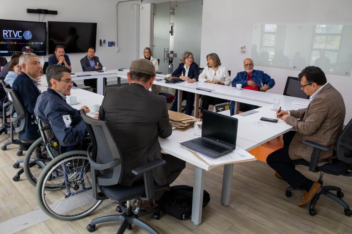 HOLLMANMORRIS's tweet photo. Señor presidente @petrogustavo , reunido en este momento con compañeros de la extinta Inravisión, escuchándolos. Algunas conclusiones son estas:

1. RTVC hoy no tiene piso jurídico, según sentencia del Consejo de Estado del 27 de enero de 2011, que señala: “Declárase la nulidad del decreto 3525 del 26 de octubre de 2004”, emitido por la Sección Primera del Consejo de Estado.

2. La liquidación de Inravisión, a la luz del derecho, fue totalmente inconstitucional e ilegal, según las pruebas documentales que me presentan los compañeros de Inravisión sobre las acciones del gobierno de Álvaro Uribe Vélez.

3. Se violaron los derechos y la estabilidad de 368 trabajadores. Más de una decena fallecieron esperando una pensión. Uribe sacó a la calle a padres y madres cabeza de familia, personal con discapacidad, y trabajadores a punto de lograr su pensión, violando así la convención  colectiva de los trabajadores de ACOTV

4. Señor presidente, el cambio de nombre de RTVC y el retorno a Inravisión es posible. Tenemos los argumentos constitucionales, y sería un acto de justicia con los trabajadores de Inravisión, al igual que con los trabajadores de Telecom y del Hospital San Juan de Dios.

5. La discusión está abierta. El debate está abierto para democratizar la comunicación en Colombia, y sería un buen inicio para fomentar el cooperativismo y las asociaciones con los periodistas.

¡Este es el camino!