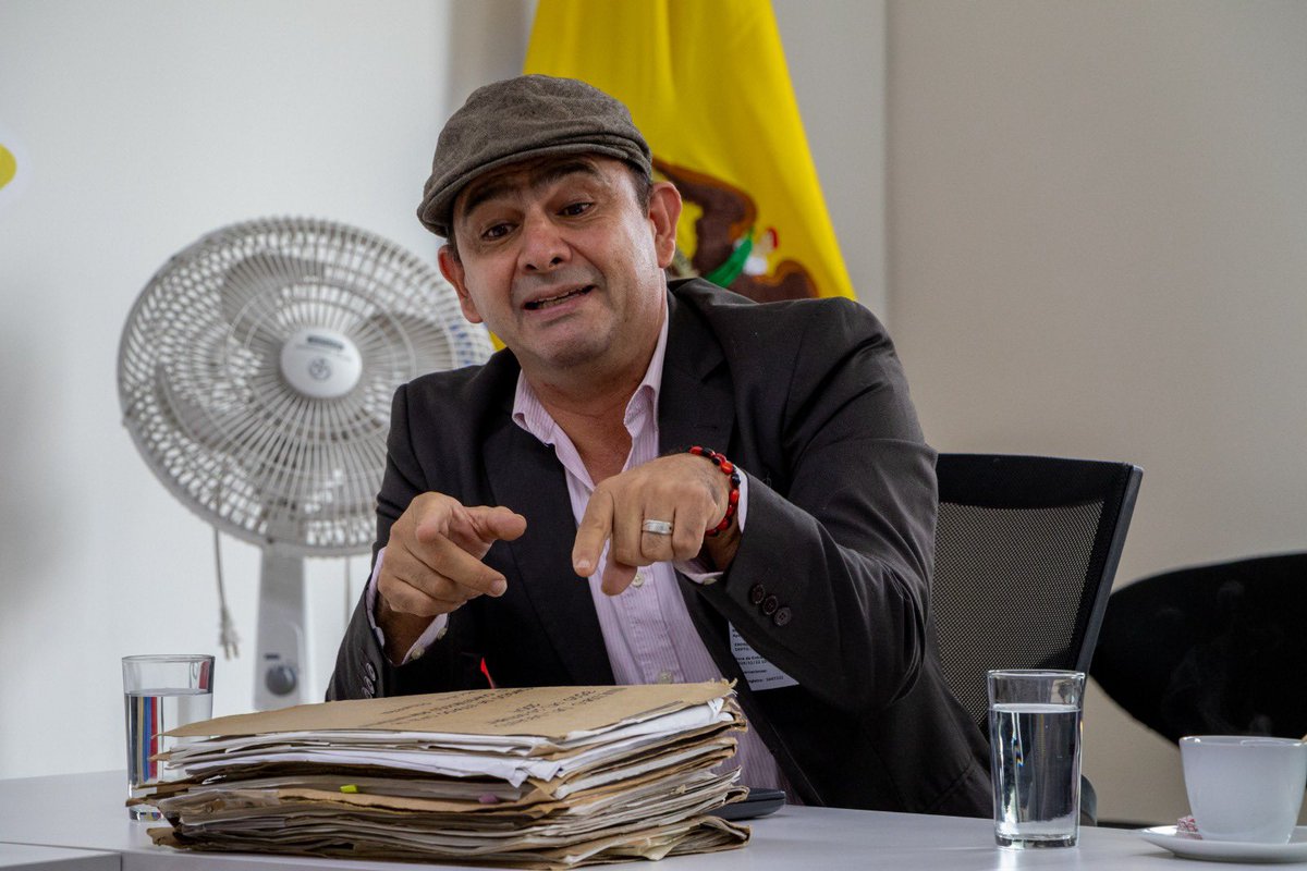 HOLLMANMORRIS's tweet photo. Señor presidente @petrogustavo , reunido en este momento con compañeros de la extinta Inravisión, escuchándolos. Algunas conclusiones son estas:

1. RTVC hoy no tiene piso jurídico, según sentencia del Consejo de Estado del 27 de enero de 2011, que señala: “Declárase la nulidad del decreto 3525 del 26 de octubre de 2004”, emitido por la Sección Primera del Consejo de Estado.

2. La liquidación de Inravisión, a la luz del derecho, fue totalmente inconstitucional e ilegal, según las pruebas documentales que me presentan los compañeros de Inravisión sobre las acciones del gobierno de Álvaro Uribe Vélez.

3. Se violaron los derechos y la estabilidad de 368 trabajadores. Más de una decena fallecieron esperando una pensión. Uribe sacó a la calle a padres y madres cabeza de familia, personal con discapacidad, y trabajadores a punto de lograr su pensión, violando así la convención  colectiva de los trabajadores de ACOTV

4. Señor presidente, el cambio de nombre de RTVC y el retorno a Inravisión es posible. Tenemos los argumentos constitucionales, y sería un acto de justicia con los trabajadores de Inravisión, al igual que con los trabajadores de Telecom y del Hospital San Juan de Dios.

5. La discusión está abierta. El debate está abierto para democratizar la comunicación en Colombia, y sería un buen inicio para fomentar el cooperativismo y las asociaciones con los periodistas.

¡Este es el camino!
