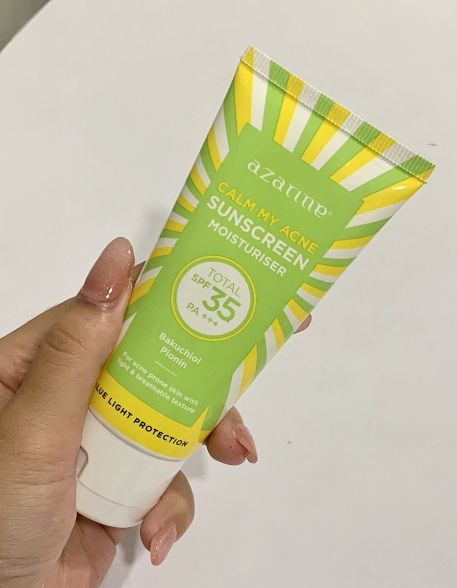 padahal cuma pake sunscreen azarine calm my acne! sebelumnya aku selalu ngecrack makeupnya dan selalu peeling karna pake ss, 

but no worries karna sekarang udah ketemu azarine calm my acne sunscreen! 

sunscreen ini juga bantu aku ngeredain jerawatku yang lagi meradang 🫶🏻🤍