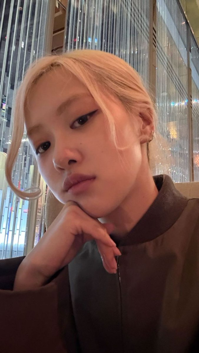 hourly rosé tweet media