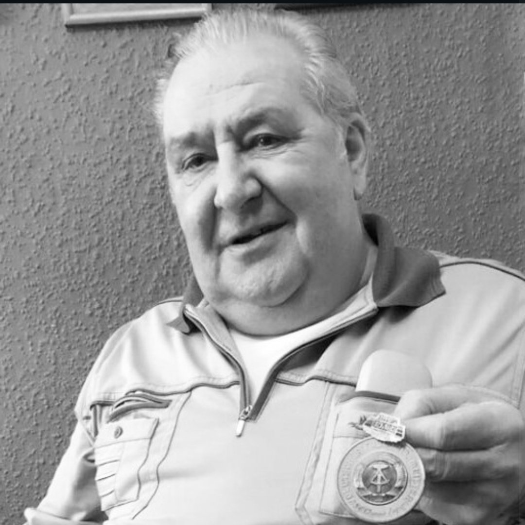 Die BSG Chemie Leipzig trauert um Wolfgang Behla, der heute im Alter von 86 Jahren verstorben ist. Wir müssen erneut Abschied nehmen von einem ganz großen Leutzscher. Insbesondere sein Führungstor am 10. Mai 1964 in Erfurt, das die Meisterschaft ebnete bleibt unvergessen. 🙏🏻🕯️