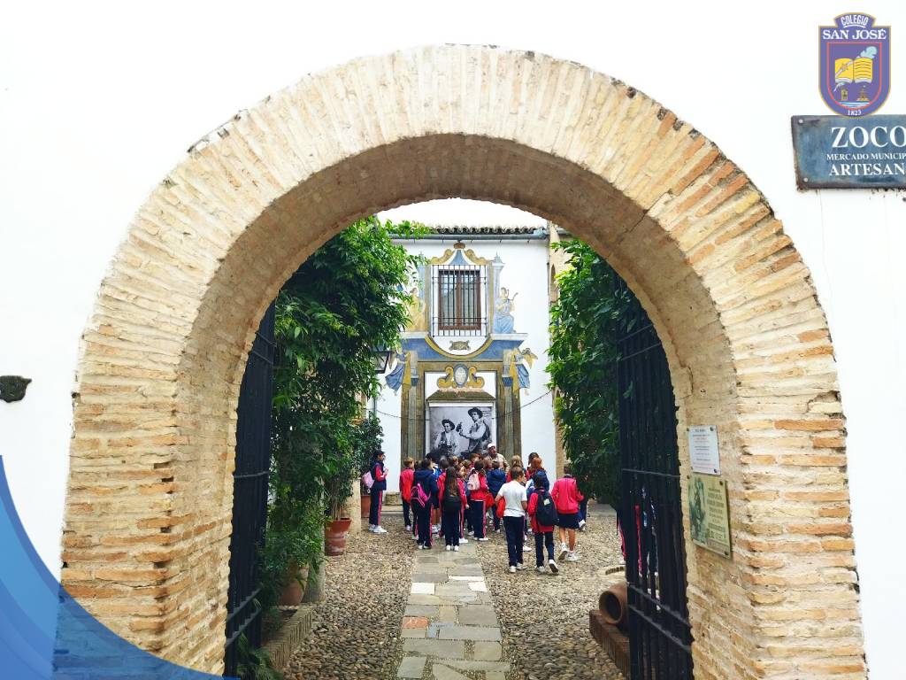 Los estudiantes de 5º de Primaria hemos explorado Córdoba, "La Ciudad Esmeralda" del Mago de Oz. Hemos recorrido el barrio judío y visitado la Mezquita Catedral. Han sido dos días de convivencia, aprendizaje y diversión.