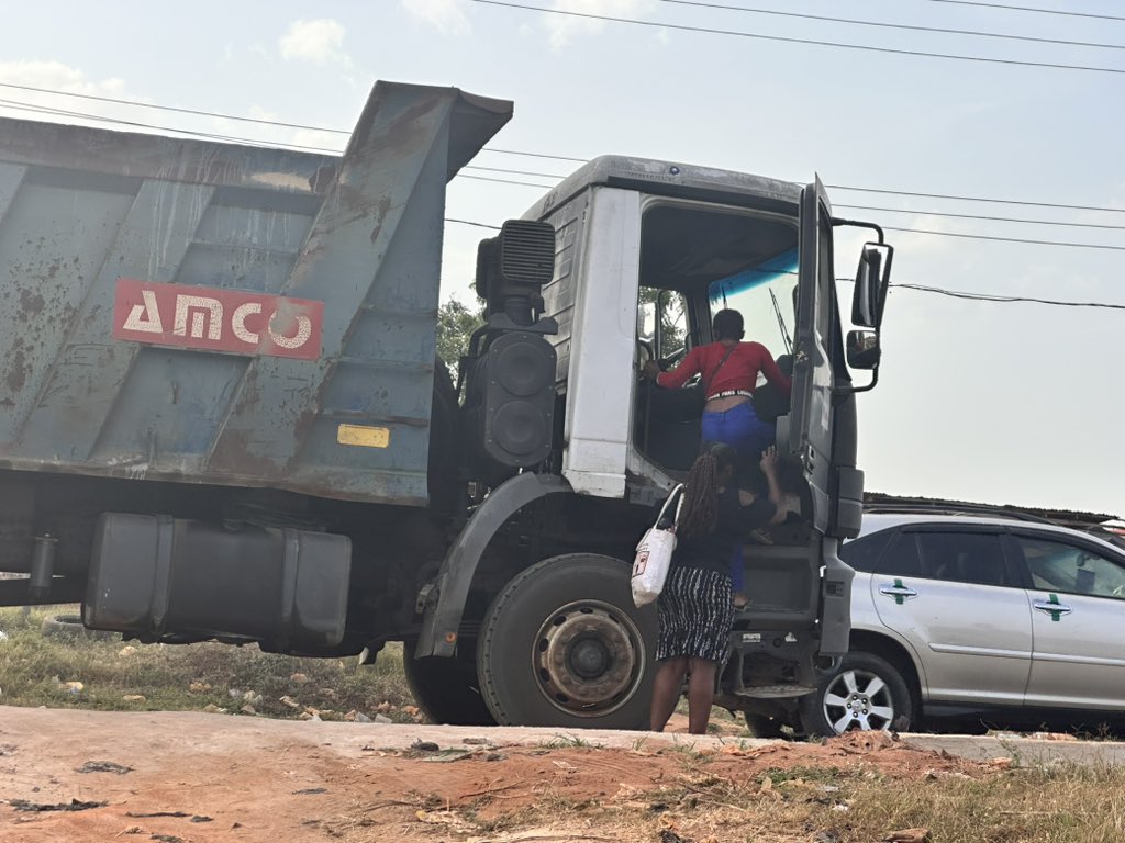 Orisakwe's tweet photo. No matter what, keep moving!!!!  Nigerians are hopping onto trucks just to get home. https://t.co/N8XpMnyqes