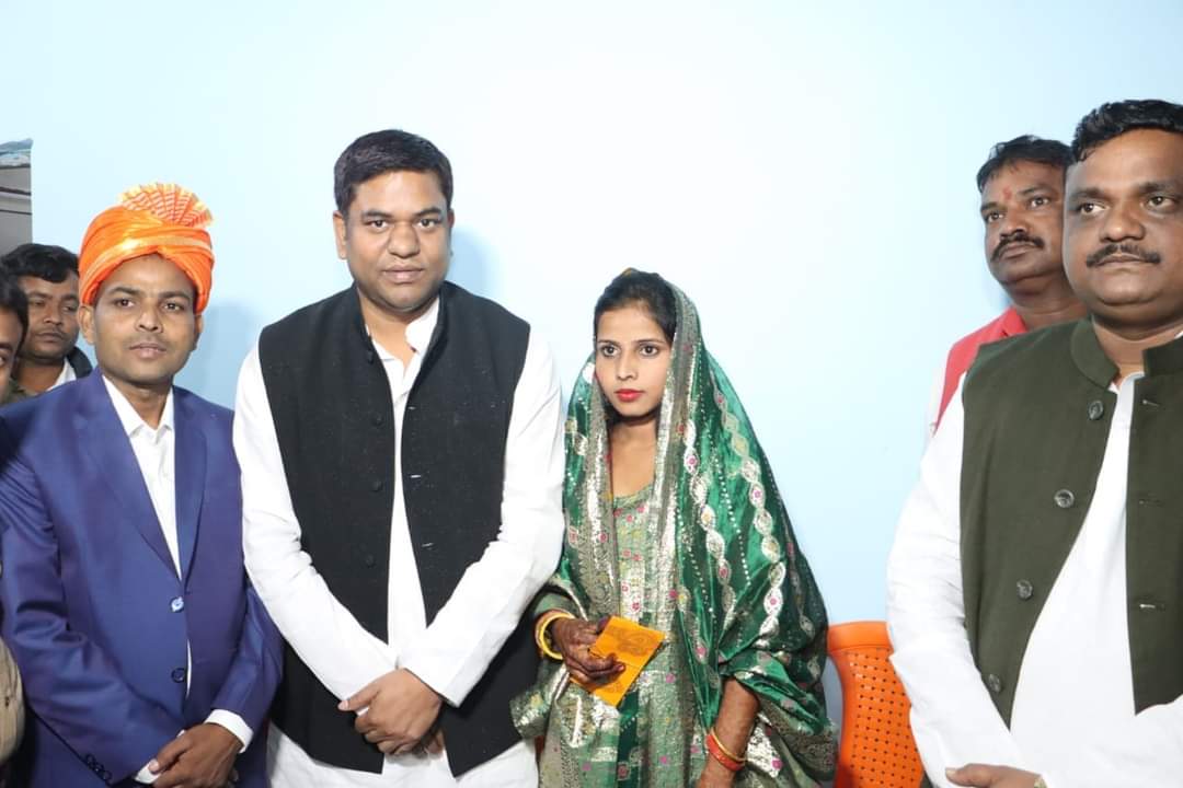 sonofmallah's tweet photo. मोतिहारी के कुंवरपुर में श्री अनिल बिंद के बहन की शादी समारोह में शामिल होकर आशीर्वाद दिया। https://t.co/POyNPSMLBN