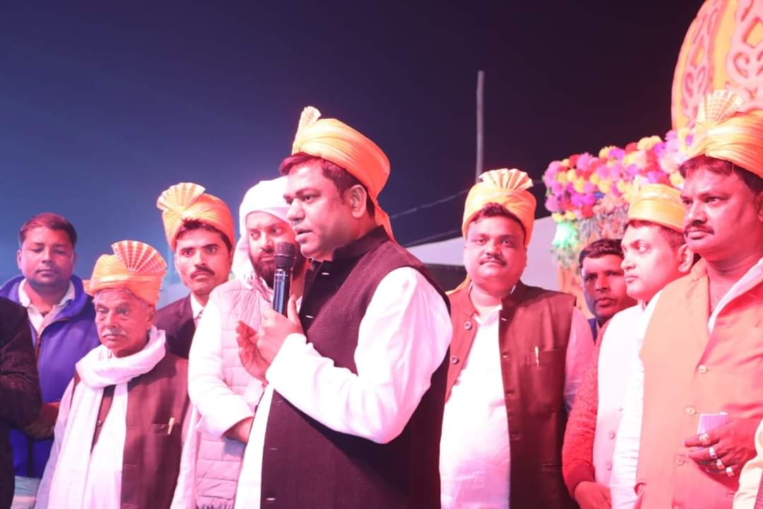 sonofmallah's tweet photo. मोतिहारी के कुंवरपुर में श्री अनिल बिंद के बहन की शादी समारोह में शामिल होकर आशीर्वाद दिया। https://t.co/POyNPSMLBN