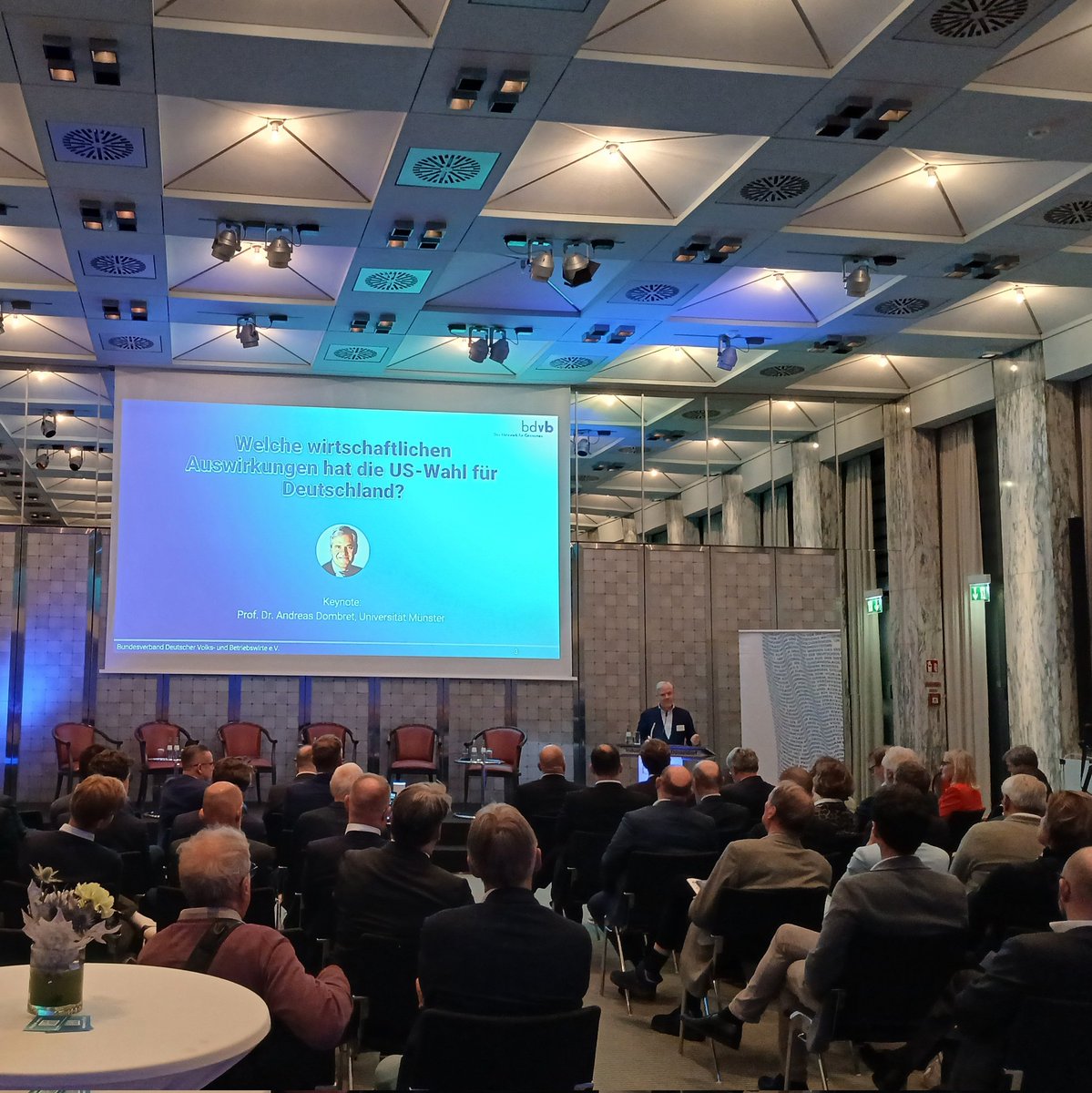 bdvb_ev's tweet image. Der Internationale Ökonomentag findet jetzt gerade statt:
Die Keynote zum ersten Panel hält Prof. Dr. Dombret über die wirtschaftlichen Auswirkungen der US-Wahl für Deutschland.
#uswahlen2024 #bdvb #Wirtschaft