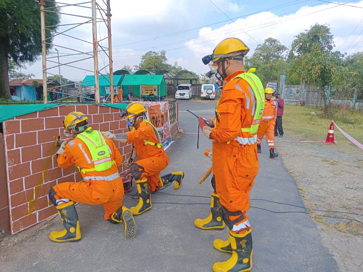 01NDRF's tweet photo. preparation for disaster response mitigation with district admin- mock exercise on earthquake at Dc Office, #Mawkyrwat, #Distt-South West Khasi Hills, #Meghalaya.
#आपदा_सेवा_सदैव_सर्वत्र #saving_lives_and_beyond
@NDRFHQ
@ndmaindia https://t.co/w4hcbKr20k