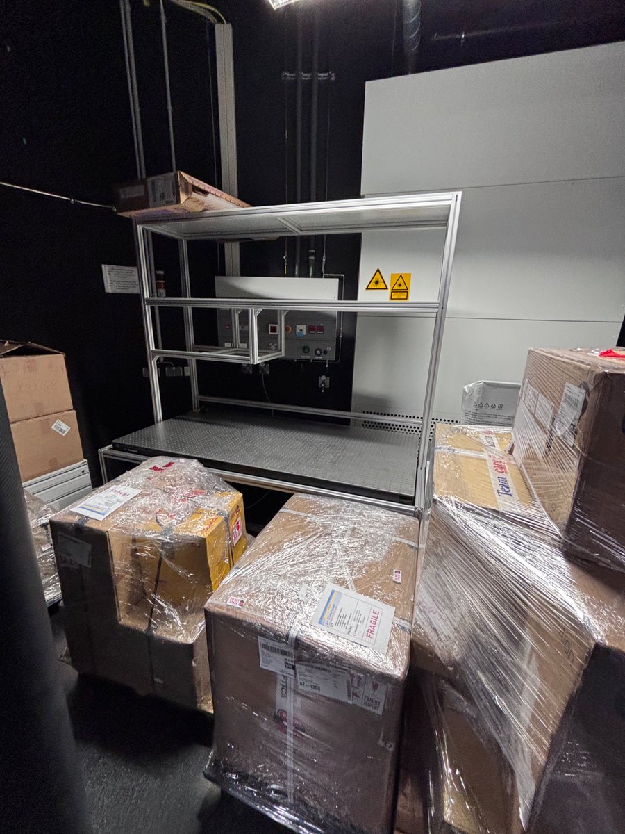 ISTAustria_IOF's tweet photo. After an exciting week with a fresh installation of the LLS, we received the next ‘2.5 systems’ today that now stand in line for installation next week on the prepared locations -🔬+🔬🪤 @ISTAustria https://t.co/J9HJNe5wqK