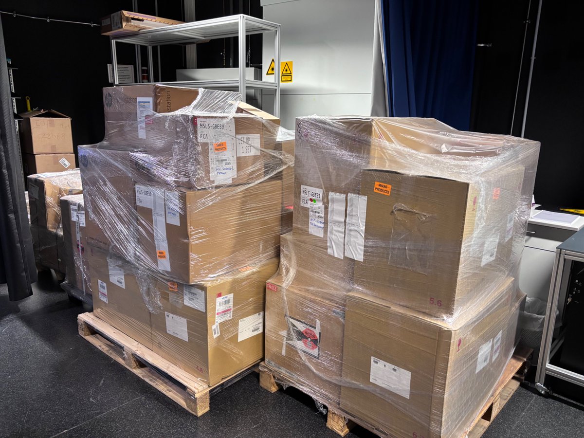 ISTAustria_IOF's tweet photo. After an exciting week with a fresh installation of the LLS, we received the next ‘2.5 systems’ today that now stand in line for installation next week on the prepared locations -🔬+🔬🪤 @ISTAustria https://t.co/J9HJNe5wqK