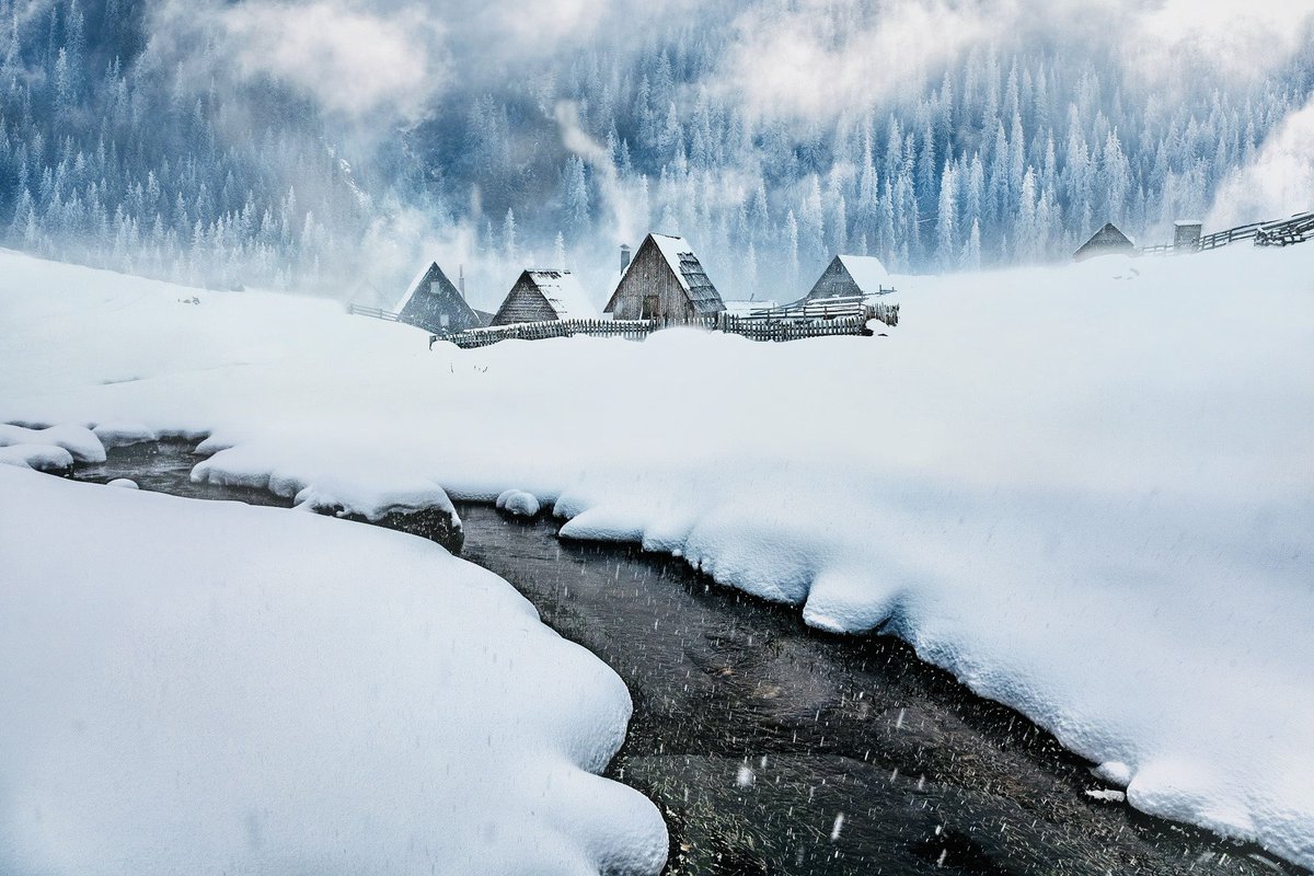 AgaKrajina's tweet photo. Winter in Bosnia is something straight out of a fairytale ❄️ ⚜️ https://t.co/FfrdM5LkoQ