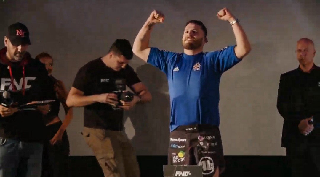 dinamovekronike's tweet image. @croatabarrio na današnjem vaganju pred sutrašnji FNC spektakl u Areni Zagreb, došao je u dresu @gnkdinamo 😁👊💙 Sretno!! 🇭🇷