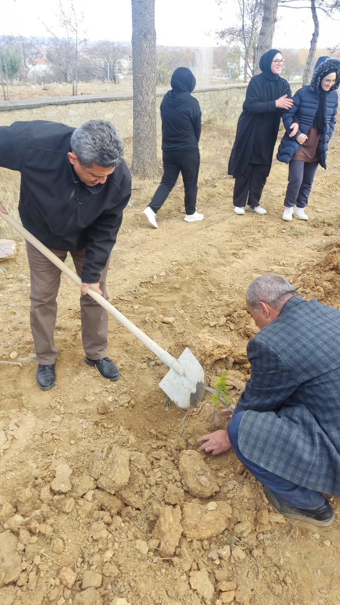 KireliMtal's tweet photo. Ağaç dikmek doğaya katkıda bulunmasının yanısıra insanlara birçok fayda sağlar.Havayı ve topraği korur.Ağac maziyi istikbale bağlar,size sabrı ögretir.Bizler de sağlik ocağı çevresi ve okulumuzun bahçesinde öğrencilerimizle ağaçlandirmak için fidan dikimi gerçekleştirdik. https://t.co/2iceTqtyJK