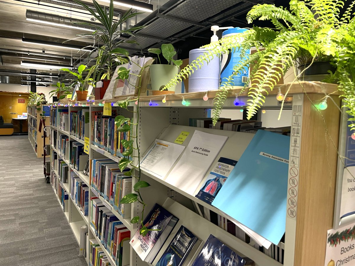 TheLibraryHUD's tweet image. ✨🎅🎄It&apos;s never too early to decorate!🎄🎅✨

#covunivauxhall #coventryuniversity