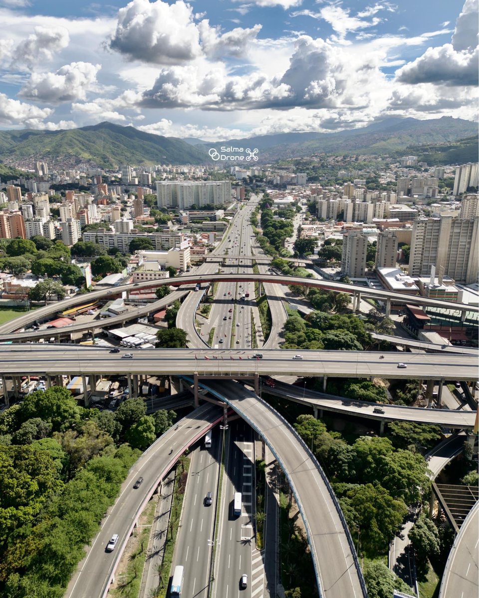 Les vengo a contar del impresionante distribuidor que conecta a Caracas 🇻🇪

Abro hilo 🧵: