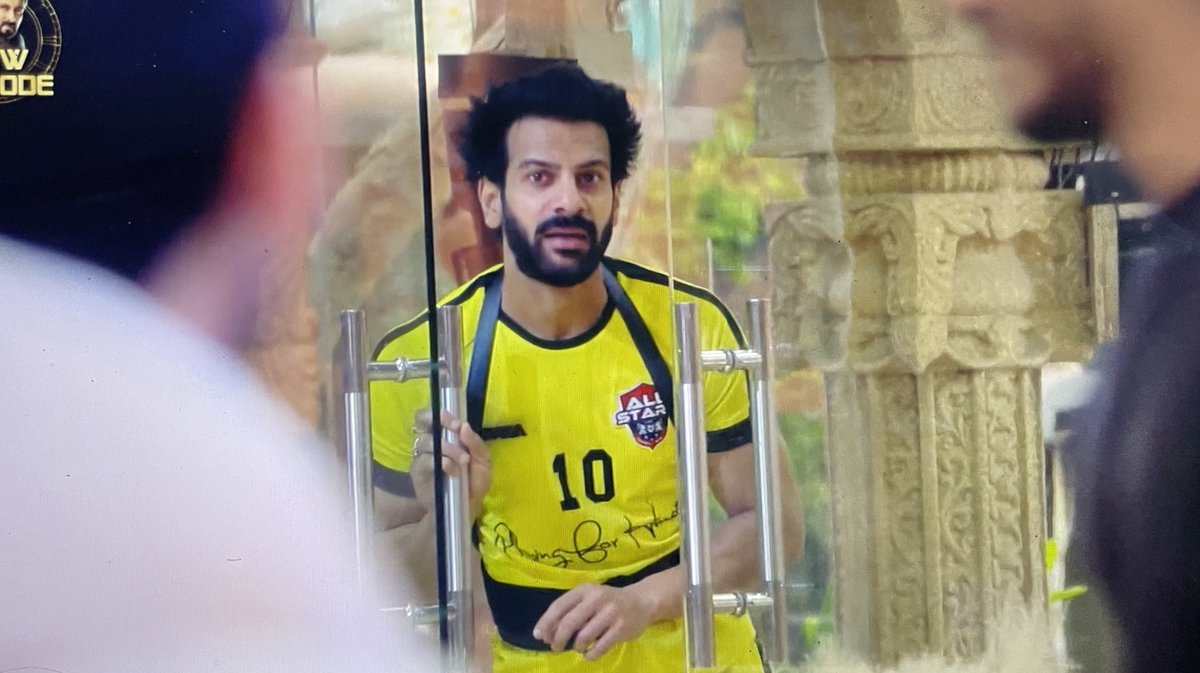 beingrachit_'s tweet image. hahahaha he is SHINING today!! NOT leaving a SINGLE chance to give back to Vivian or Avinash 🤣👌🏻🔥

#KaranveerMehra
#BB18 #BiggBoss17