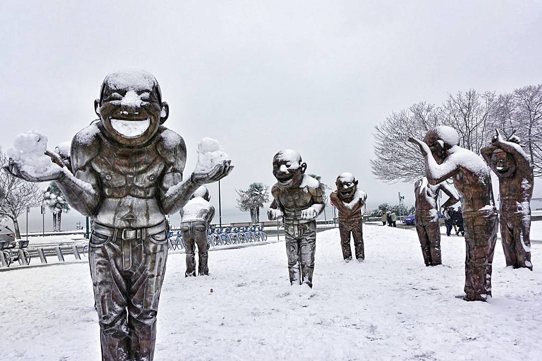 ☃️❄️ Un recuerdo invernal: las esculturas A-maze-ing Laughter en English Bay bajo la nieve. ¿A quién le gustaría disfrutar de un Vancouver nevado? 😊✨
📸: <a href="/emtangy/">emily</a>