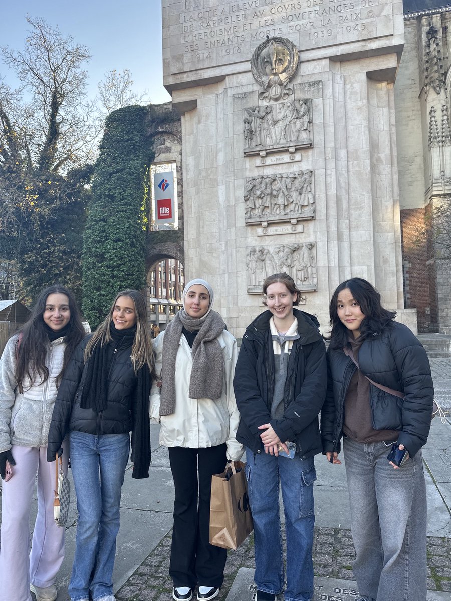 Caterham_French's tweet photo. Chasse aux infos en suivant des i dices et en répondant aux questions sur Lille Voici l’équipe gagnante !! #Lille #caterhamschool https://t.co/jgLUdLaaWN
