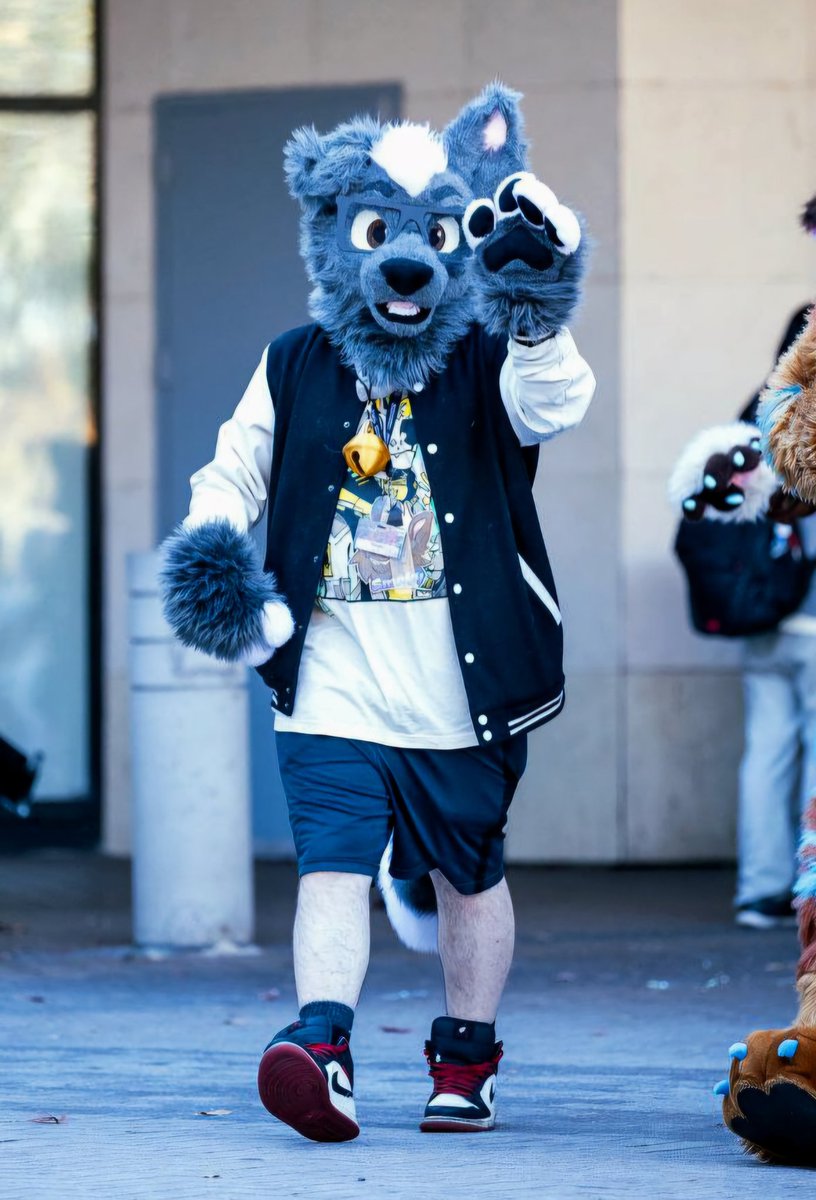 Waving at u and coming at you to give u a great hug 😁 
#FursuitFriday