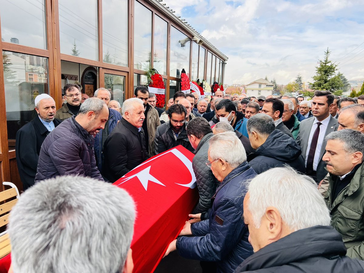 NedimAkmese's tweet photo. Bakanlığımızda uzun yıllar Kaymakam, Genel Müdür Yardımcısı, Gamer Başkanı ve Bakanlık Müşaviri olarak hizmet eden kıymetli meslek büyüğümüz İbrahim Ejder Kaya Beyefendi’yi son yolculuğuna uğurladık. Ailesine ve sevenlerine sabırlar dilerim. Mekanı cennet makamı âli olsun. https://t.co/53l42yEEbb